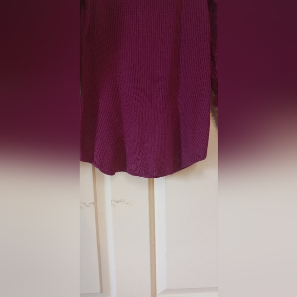 Beautiful Plumish Fitted Top - Picture 4 of 5